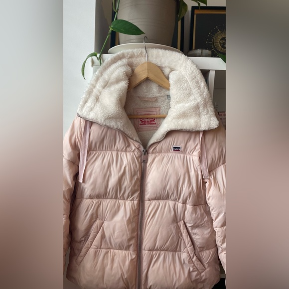 Levi’s women’s puffer - Picture 2 of 5